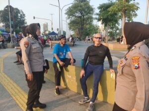 Polwan Polresta Sidoarjo Humanis dalam Pengamanan Car Free Day Alun-alun