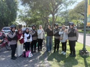 Polwan Polresta Sidoarjo Beri Imbauan Keselamatan kepada Siswa SDN Jati yang Akan Study Tour