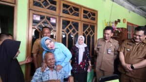 Wabup Mimik Turun Langsung Serahkan Kursi Roda, Pastikan Bantuan Tepat Sasaran