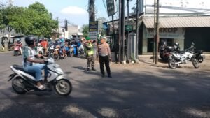 Satlantas Polresta Sidoarjo bersama Polsek dan Koramil Gedangan Laksanakan PAM Pengamanan 51 Biksu Lintas Negara 