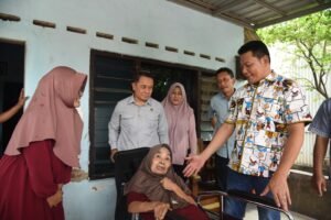 Bupati Subandi Sidak RTLH dan Salurkan Bantuan Kursi Roda untuk Warga Wonoayu