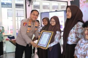 Wujud Kepedulian, Kapolres Gresik dan Ketua Bhayangkari Beri Apresiasi Guru serta Siswa Berprestasi SLB Kemala Bhayangkari 2