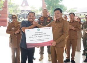 Bupati Subandi Ajak Warga Rawat Alun-Alun Sidoarjo, Bank Jatim Salurkan 30 Kursi Taman