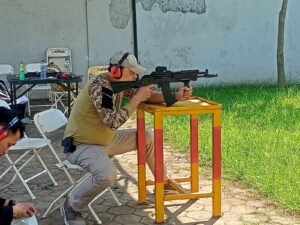 Asah Profesionalisme, Kasat Narkoba Polres Tanjung Perak Latihan Menembak Gunakan Pistol dan AK Buatan Rusia di Mako Brimob Medaeng