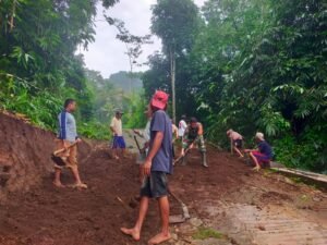 Wujud Sinergitas, Babinsa Banjarsari Bersama Warga Gotong Royong Lebarkan Jalan Desa