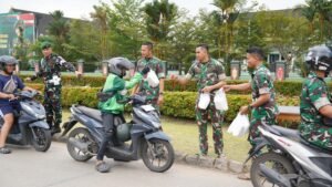 Wujud Kepedulian Sesama, Kodam XII/Tpr Bagikan Nasi Kotak dalam Aksi Jumat Berkah