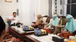 Bawa Buku “Suara dari Masa Depan”, Alumni MI NU KH Mukmin Titip Harapan untuk Sidoarjo kepada Bupati Subandi