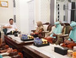 Bawa Buku “Suara dari Masa Depan”, Alumni MI NU KH Mukmin Titip Harapan untuk Sidoarjo kepada Bupati Subandi