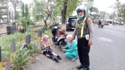 Polisi Sigap Evakuasi Korban Kecelakaan di Jalan Raya Mangundiprojo Buduran