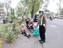 Polisi Sigap Evakuasi Korban Kecelakaan di Jalan Raya Mangundiprojo Buduran