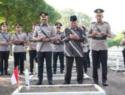 Jelang Hari Bhayangkara ke-80, Polresta Sidoarjo Ziarah dan Tabur Bunga di Makam Pahlawan