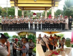 Teladani Pahlawan, Kapolres Tanjung Perak Pimpin Tabur Bunga di Makam WR Supratman Beserta Pejabat Utama dan Bhayangkari