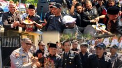 Prank Hari Bhayangkara, PJU Polda Jatim, Polrestabes & Polres Pelabuhan Tanjung Perak Keluar Hadapi Massa AMI, Ujungnya Malah Potong Kue
