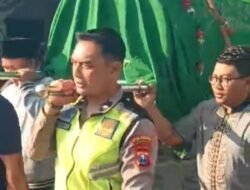 Bhabinkamtibmas Polsek Krian Takziah dan Antar Jenazah Warga