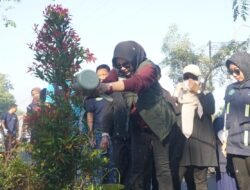 Wabup Mimik Idayana Pimpin Penanaman 644 Pucuk Merah, Ajak Warga dan PKL Jaga Kebersihan Lingkungan