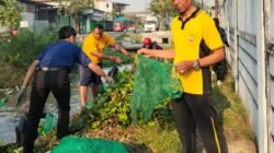 Peduli Kelestarian Lingkungan, Polsek Krian Dukung Aksi Bersih Sungai