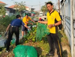 Peduli Kelestarian Lingkungan, Polsek Krian Dukung Aksi Bersih Sungai