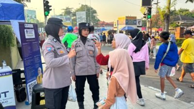 Pengamanan Humanis Polwan Polresta Sidoarjo di Car Free Day Alun-alun