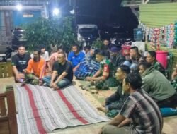 Anggota TNI Kodim 0725/Sragen Bersama Masyarakat Nobar Piala Dunia.