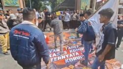 Lempar Telur Busuk ke Spanduk Bergambar Febrie Adriansyah, Aksi AMI Gegerkan Kejati Jatim