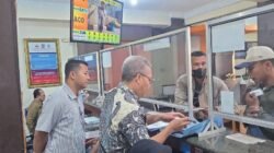 Tinjau Langsung Layanan STNK Baru, Kanit Regident Satlantas Polres Kediri Kota Sapa Warga di Lobi Samsat