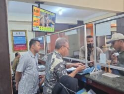 Tinjau Langsung Layanan STNK Baru, Kanit Regident Satlantas Polres Kediri Kota Sapa Warga di Lobi Samsat