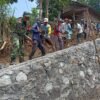 Babinsa Koramil 10/Sambi dan Warga Kompak Gotong Royong Bangun Talud di Tempursari