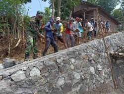 Babinsa Koramil 10/Sambi dan Warga Kompak Gotong Royong Bangun Talud di Tempursari