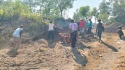 Dukung Pembangunan Jembatan Garuda, Serka Ahmad Mubarok Bersama Warga Rejosari Gelar Pelebaran Jalan