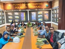 Humas Polresta Sidoarjo dan Media Piramida Perkuat Sinergi, Gencarkan Sosialisasi 110