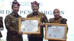 Bupati dan Ketua TP-PKK Sidoarjo Terima Penghargaan dari Menteri Kependudukan dan Pembangunan Keluarga RI