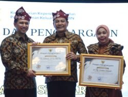 Bupati dan Ketua TP-PKK Sidoarjo Terima Penghargaan dari Menteri Kependudukan dan Pembangunan Keluarga RI