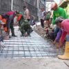 Panas Matahari Menyengat, Semangat Tak Padamkan Satgas TMMD, Polri, Ormas dan Warga Masyarakat Kebut Pemasangan Hermest & Bodex