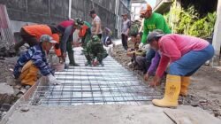 Panas Matahari Menyengat, Semangat Tak Padamkan Satgas TMMD, Polri, Ormas dan Warga Masyarakat Kebut Pemasangan Hermest & Bodex