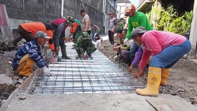 Panas Matahari Menyengat, Semangat Tak Padamkan Satgas TMMD, Polri, Ormas dan Warga Masyarakat Kebut Pemasangan Hermest & Bodex