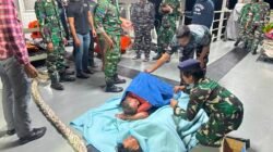 PRAJURIT KRI BHT-370 SIGAP SELAMATKAN DUA NELAYAN KORBAN PERAHU TERBALIK DI SELAT MADURA