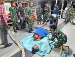PRAJURIT KRI BHT-370 SIGAP SELAMATKAN DUA NELAYAN KORBAN PERAHU TERBALIK DI SELAT MADURA
