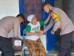 Kapolsek Taman Bagikan Sembako kepada Warga, Ajak Anggota Peduli Sosial