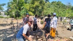 Peduli Warga Berduka, Anggota Polsek Krian Hadir Takziah