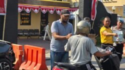 Polsek Waru Gelar Jumat Berkah, Bagikan Ratusan Paket Nasi dan Air Minum untuk Masyarakat