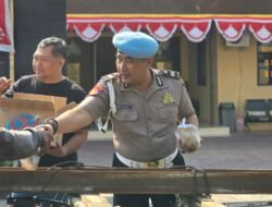 Polsek Waru Gelar Jumat Berkah, Bagikan Ratusan Paket Nasi dan Air Minum untuk Masyarakat