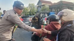 Polisi di Sidoarjo Bagikan Bendera Merah Putih, Kobarkan Semangat Nasionalisme