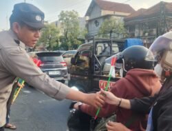 Polisi di Sidoarjo Bagikan Bendera Merah Putih, Kobarkan Semangat Nasionalisme