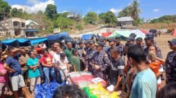 TNI AL DISTRIBUSIKAN BANTUAN KORBAN GEMPA REO NTT GUNAKAN KRI SHS-990 & KRI BHT-370 MELALUI JALUR LAUT