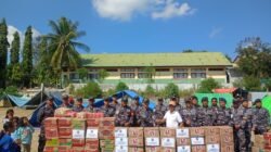 Tiba Di Manggarai, KRI Bung Hatta-370 Salurkan Bantuan Kemanusiaan Bagi Masyarakat Terdampak Gempa