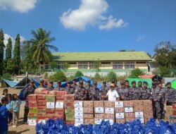 Tiba Di Manggarai, KRI Bung Hatta-370 Salurkan Bantuan Kemanusiaan Bagi Masyarakat Terdampak Gempa
