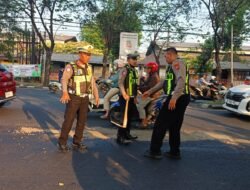 Peduli Keselamatan, Polisi Sigap Tangani Tumpahan Solar di Jalan Raya Buduran