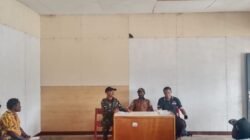 Satgas Yonif 645/GTY Bersama Masyarakat Jaga Kenyamanan dan Keindahan Lingkungan Distrik Lewat Gotong Royong