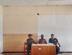Satgas Yonif 645/GTY Bersama Masyarakat Jaga Kenyamanan dan Keindahan Lingkungan Distrik Lewat Gotong Royong