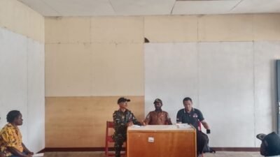 Satgas Yonif 645/GTY Bersama Masyarakat Jaga Kenyamanan dan Keindahan Lingkungan Distrik Lewat Gotong Royong